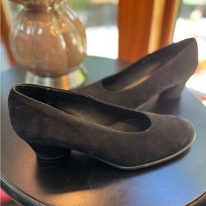 Classic Black Suede Pumps by ARCHE Women’s Size 7.5-8. EU 38 EUC